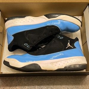 Size 10.5 Jordan Max Aura 2 (Black/White-University Blue) Used